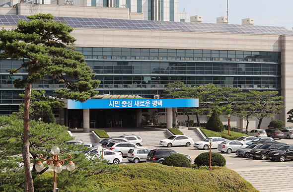 평택시청사 전경. 평택시청사 전경.