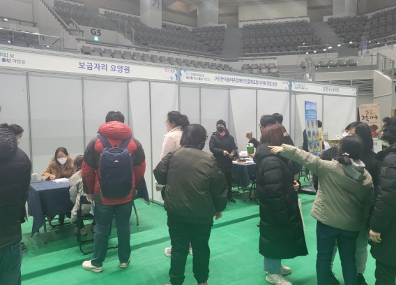 ‘2022 장애인 취업 및 생산품 전시·홍보 박람회’가 6일 포항체육관에서 500여 명의 구직 장애인 및 가족들, 24개 구인업체의 열띤 참여로 성황리에 개최됐다.