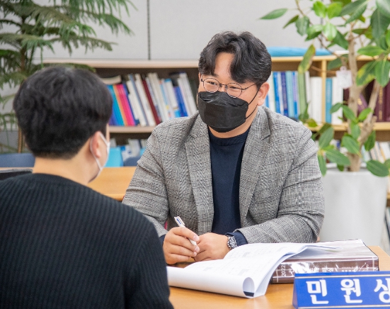 용산구 건축민원 무료상담실에서 상담 받고 있는 모습