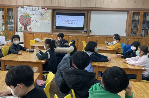 고양 용두초등학교 겨울도서관학교 '내 맘대로 붙여서 표현하는 콜라주'