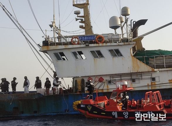 해양경찰에 나포된 불법중국어선