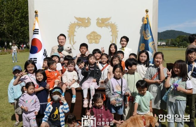 9월 24일 윤석열 대통령 부부는 서울 용산어린이정원에서 운영 중인 팔도장터를 방문했다.