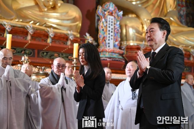 12월 2일 윤석열 대통령 부부는 서울 종로구 조계사에 마련된 대한불교 조계종 전 총무원장 자승스님의 분향소를 찾아 조문했다.