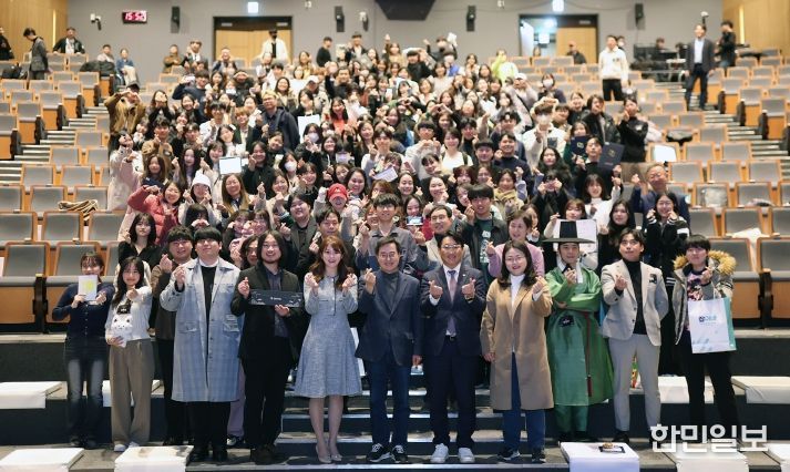 9일 경기도청 1층 다산홀에서 열린 2023년 경기청년 갭이어 페어에서 김동연 경기도지사 및 2023년 갭이어(1기,2기) 참여 청년 등이 기념촬영을 하고 있다.
