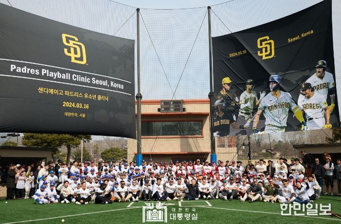3월 16일 윤석열 대통령은 서울 용산어린이정원 야구장에서 열린 메이저리거 참여 어린이 야구교실을 깜짝 방문해 유소년 야구선수들의 꿈과 미래를 응원했다