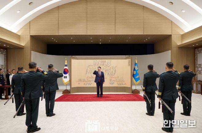 5월 1일 윤석열 대통령은 용산 대통령실에서 손대권 신임 육군 군수사령관, 정진팔 신임 육군 교육사령관, 권대원 신임 지작사 참모장, 이승오 신임 합참 작전본부장, 원천희 신임 국방정보본부장, 서진하 신임 3군단장, 박재열 신임 7군단장으로부터 진급 및 보직 신고를 받고 삼정검 수치를 수여했다.