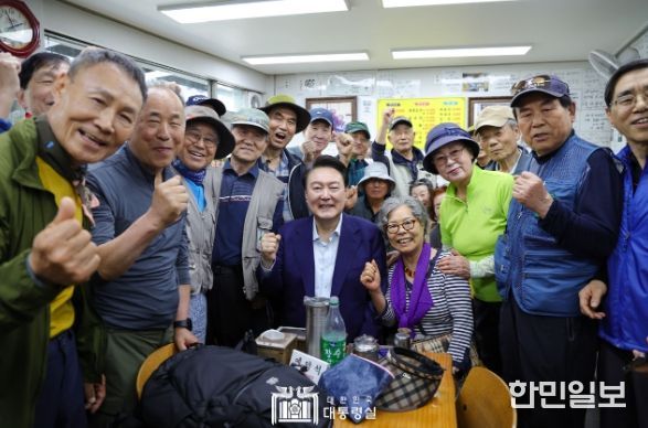 5월 10일 윤석열 대통령은 서울 서대문구의 대표적 전통시장인 독립문 영천시장을 찾아 정육점, 생선, 채소, 과일 점포 등을 방문해 직접 가격을 묻고 장을 보며 장바구니 물가를 점검했다.