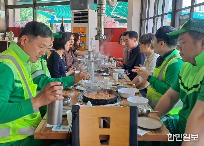 수원시 영통구 매탄4동, 주민자치회와 함께 환경관리원 격려 오찬 간담회