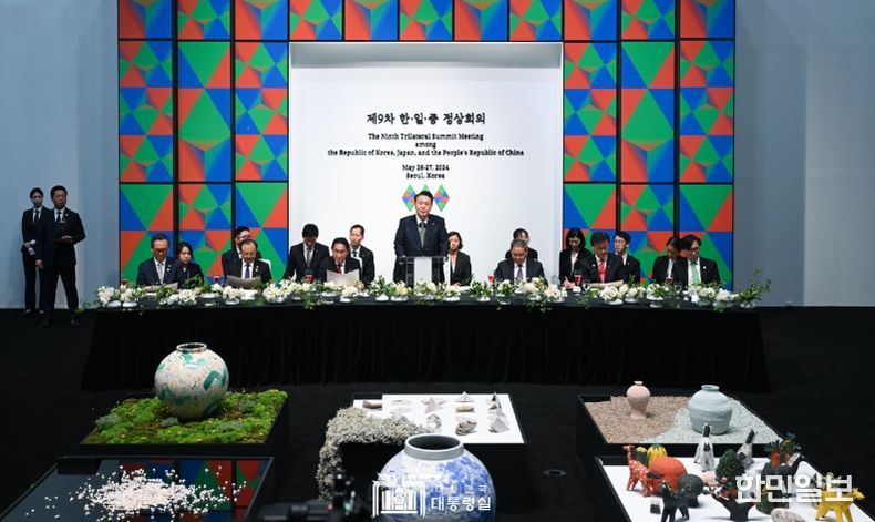 5월 26일 윤석열 대통령은 제9차 한일중 정상회의에 참석한 기시다 후미오 일본 총리, 리창 중국 총리를 비롯한 3국 대표단을 환영하는 만찬을 함께했다.