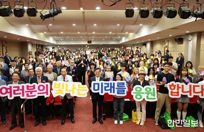김동연 경기도지사가 31일 오후 경기문화재단 다산홀에서 열린 2024 경기도민 자녀 장학증서 교부식 '너의 꿈을 두드림(Do dream)! 드림 캡슐' 행사에서 참석자들과 기념촬영을 하고 있다.