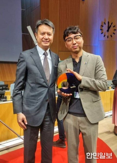 박태형 에이트테크 대표(오른쪽)가 7월 12일 12시(현지시각) 스위스 WIPO 본부에서 개최된 '2024년 글로벌어워즈 수상식'에서 한국기업 최초로 본상을 수상한 후 다렌탕(Daren Tang) WIPO 사무총장(왼쪽)과 기념촬영을 하고 있다.