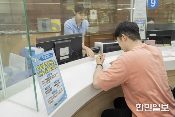 양천구, 저소득 주민에게 무료중개서비스 지원사업을 설명중인 공무원의 모습