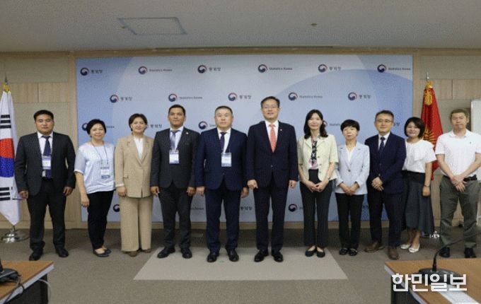 키르기스스탄 국가통계위원회 통계연수단 면담 기념촬영(오른쪽에서 네번째 이형일 통계청장)
