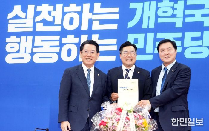 김영록 전라남도지사(왼쪽)는 8일 국회의사당에서 더불어민주당 박찬대 원내대표(가운데)를 만나 25년 국고예산 관련 전남 주요 현안 사업에 대해 건의했다.