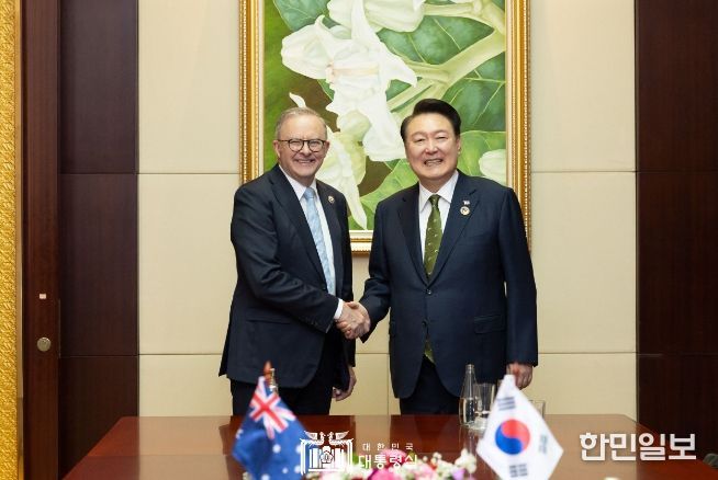 10월 11일 아세안 관련 정상회의 참석을 위해 라오스를 방문 중인 윤석열 대통령은 라오스 비엔티안에서 「앤소니 노먼 알바니지(Anthony Norman Albanese)」 호주 총리와 정상회담을 갖고, 양국 간 실질 협력 방안과 역내 및 글로벌 현안에 대해 의견을 교환했다.