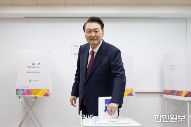 10월 16일 윤석열 대통령은 2024년 하반기 재·보궐선거일인 오늘 서울 용산공예관에 마련된 투표소에서 소중한 한 표를 행사했다.
