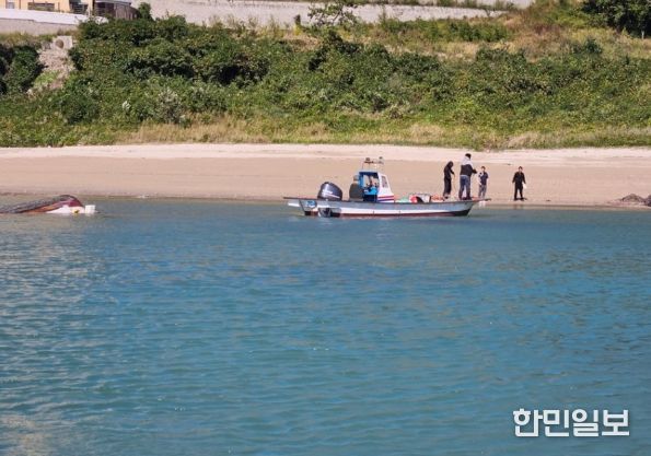 전남 진도군 의신면 인근 해상 전복 선박 발생.