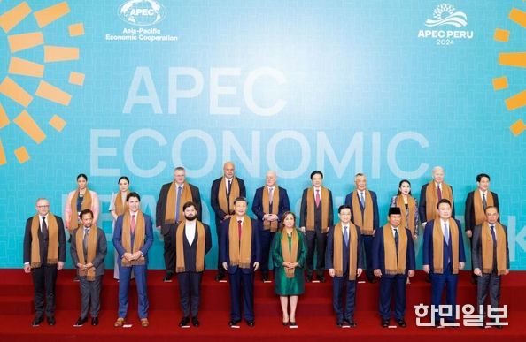 '제31차 APEC 경제체 지도자회의'가 16일 페루 리마에서 진행됐다. 각국 정상들과 함께 기념사진을 찍고 있는 시 주석. (사진/신화통신)