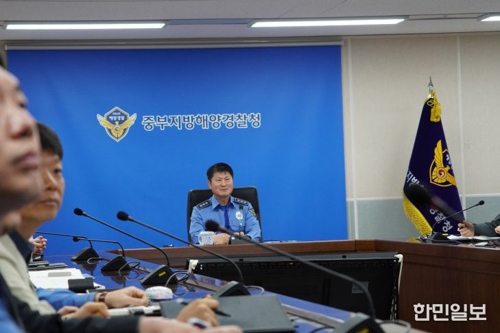 제10대 오상권 중부해경청 청장이 화상회의를 하고 있다.