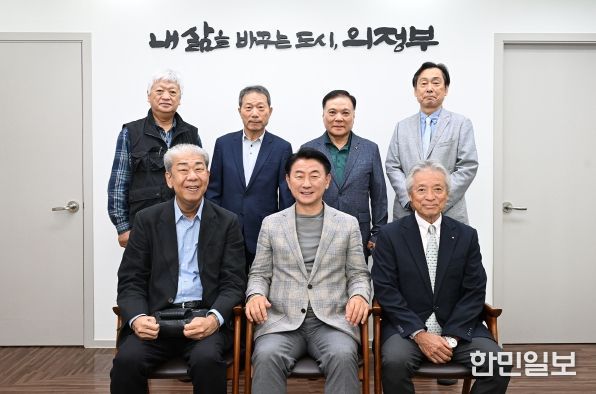 김동근 시장이 5월 23일 의정부시-시바타시 한일우호협회 관계자들과 간담회를 진행한 뒤 함께 기념사진을 찍고 있다.