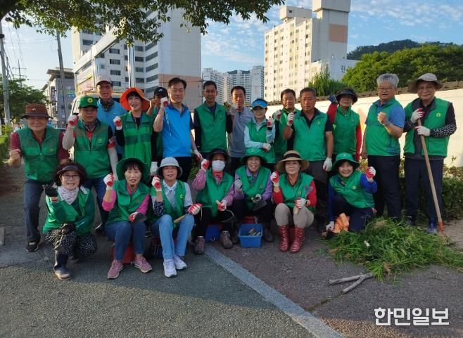 김천시 대곡동 새마을지도자협의회 환경정화 활동 실시