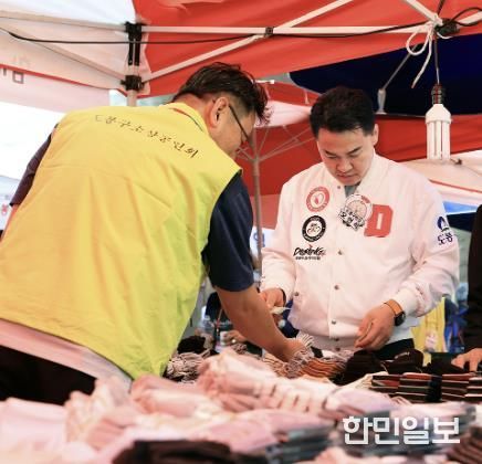 오언석 도봉구청장이 지난 6월 열린 ‘2025년 도봉구 소상공인 행복장터’에서 소상공인들의 물품을 둘러보고 있다