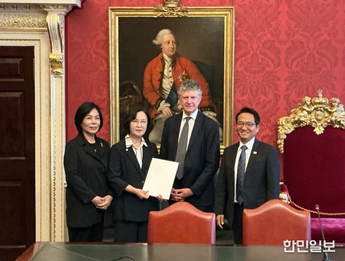 대통령 영국 특사단 : 추미애 의원(단장), 최민희 의원(단원), 박선원 의원(단원)