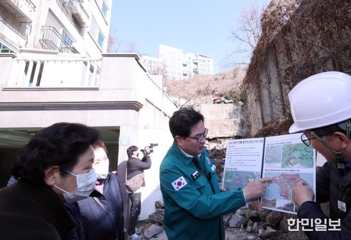 박일하 동작구청장이 지난해 3월 상도4동 상도공원 무허가건물 철거지에서 현장점검을 하고 있다.