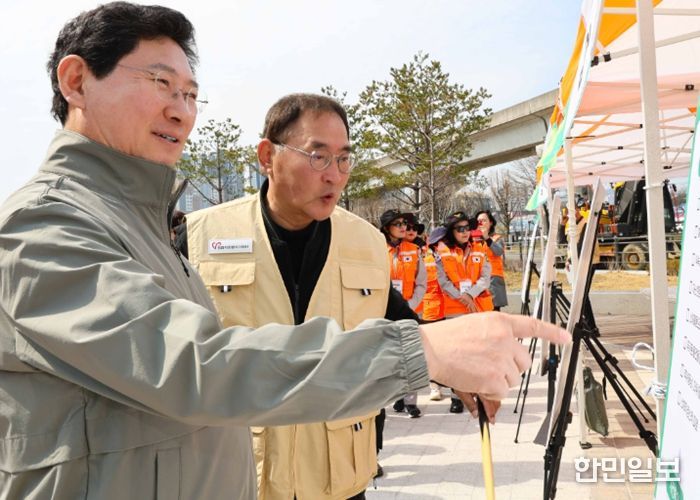 이상일 용인특례시장이 24일 '통합자원봉사지원단 모의훈련'에 참석해 재난 부스를 둘러보며 대응체계를 점검하고 있다