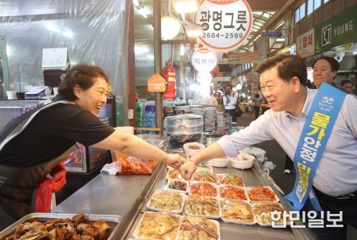 박승원 광명시장은 27일 광명새마을시장을 방문해 ‘물가체험 및 광명시장 살리기 캠페인’에 동참했다.