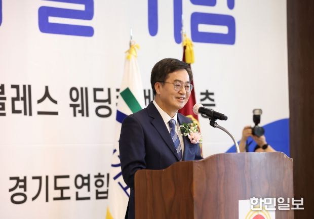 6일 오전 김동연 경기도지사가 부인 정우영여사, 대한노인회 경기도연합회장(회장 이종한) 및 회원들이 참석한 가운데 수원노블레스웨딩컨벤션에서 열린 제27회 노인의날 기념행사에서 축사를 하고있다.