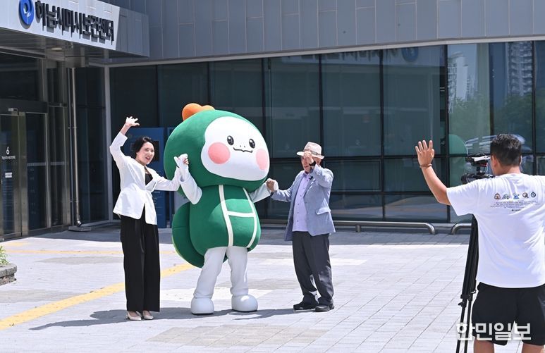 한국건강증진개발원 주관으로 미사보건센터에서 진행된 ‘오늘건강 앱’ 홍보영상 촬영에서 하남시보건소 관계자와 어르신이 한국건강증진개발원의 대표 캐릭터 ‘캐피’와 함께 클로징 장면을 촬영하고 있다.