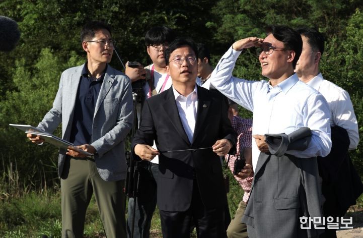 김민석 국무총리가 25일 세종 국회의사당 부지를 방문, 현황을 보고 받고 현장을 점검하고 있다.