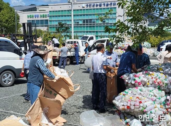 농촌지도자강진군연합회가 최근 무분별하게 방치된 농약 빈병을 수거했다.