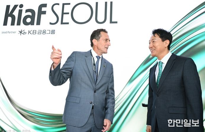 오세훈 서울시장이 3일 코엑스에서 열리고 있는 ‘키아프‧프리즈 서울’에서 사이먼 폭스 프리즈 CEO와 작품을 관람하며 이야기를 나누고 있다.