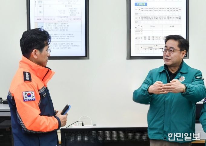 동작구소방서장과 소방 관련 대화 중인 최민규 의원(사진 오른쪽)