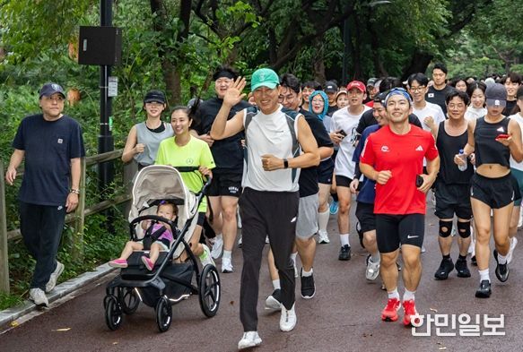 오세훈 서울시장이 6일(토) 아침 러닝 번개 ‘남산런’에 참가한 시민들과 남산 북측 순환로를 달리고 있다.