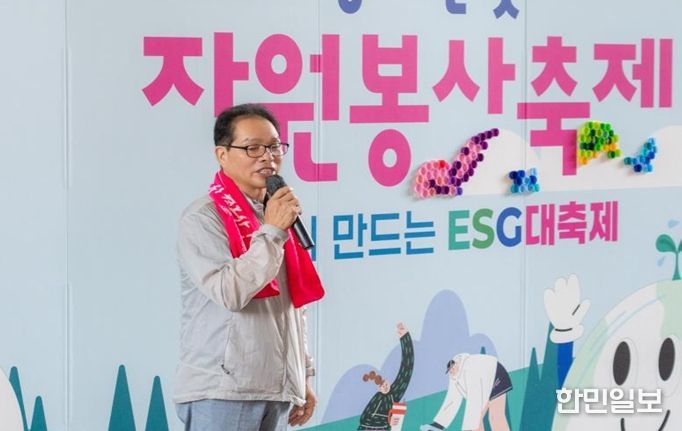 6일 양재천 영동3교 아래에서 열린 ‘2025 양재천 돗자리 자원봉사축제’에서 강남구의회 복진경 부의장이 축사를 하고 있다.