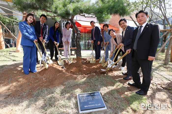 정재천 의장과 이지희 부의장, 복지건설위원회 위원들이 기념식수 하는 모습