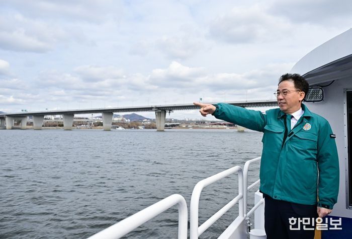 한강버스 탑승한 김재진 의원