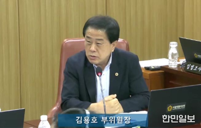 제332회 임시회 도시안전건설위원회 회의에서 김용호 시의원이 질의하고 있는 모습이다.