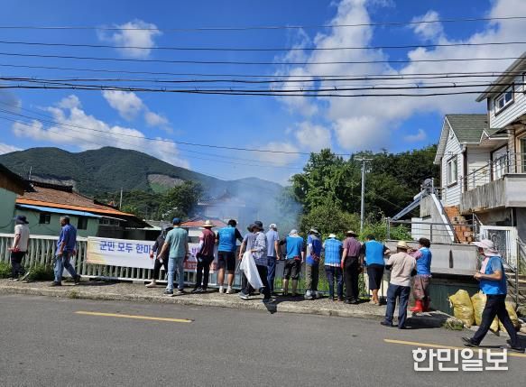 하동군 옥종면, ‘자원순환의 날’ 맞아 깨끗한 거리 되찾아