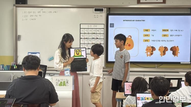 새뜸초등학교에서 태블릿드로잉 예술 체험 후 친구들에게 설명하고 있는 모습