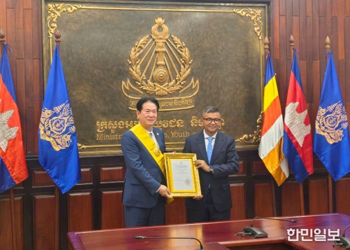 이동섭 국기원장이 캄보디아 국왕으로부터 훈장을 수훈한 후 기념촬영을 하고 있다. 사진은 이동섭 원장(왼쪽)과 항추온 나론(HANGCHUON NARON) 교육청소년체육부장관 겸 캄보디아태권도협회장.