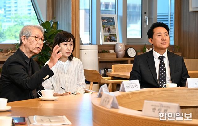 오세훈 서울시장이 10일 일본인 건축가 야마모토 리켄의 공동체 주택에 대한 프레젠테이션을 청취하고 있다.