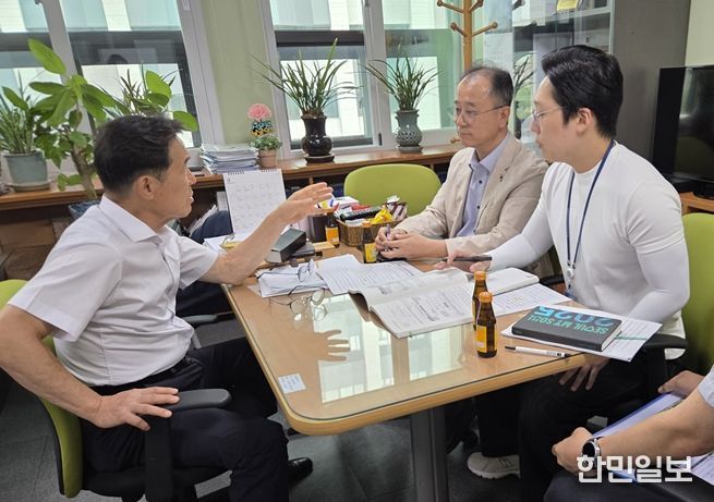 교통실 담당부서와 논의하는 남궁역 의원(왼쪽)