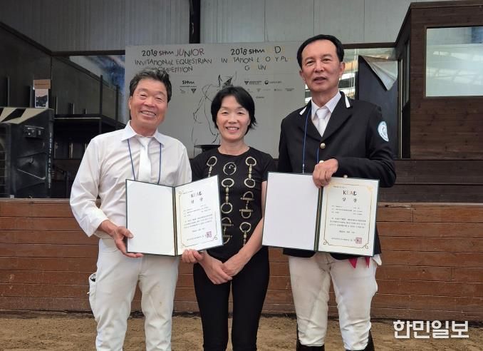 왼쪽부터 박정제 선수, 세종시장애인승마협회장 양혜정, 이종하 선수