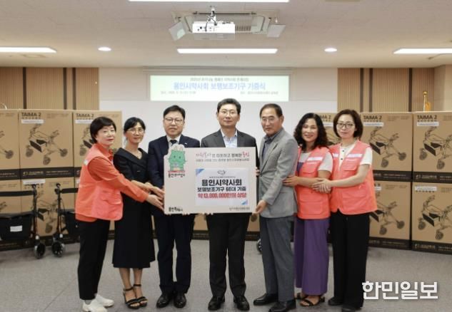 10일 용인시약사회는 용인시자원봉사센터에 거동이 불편한 어르신을 위한 보행보조기구 60대를 기증했다