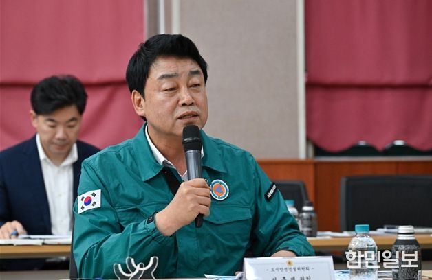 332회 임시회 기간 중 질의 중인 성흠제 의원