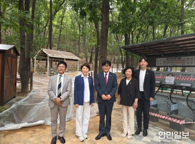 안양시의회 도시건설위원회, 예술공원 맨발산책길 조성 및 벽천광장 정비사업 현장 점검